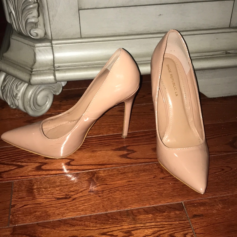 Pointed toe pumps